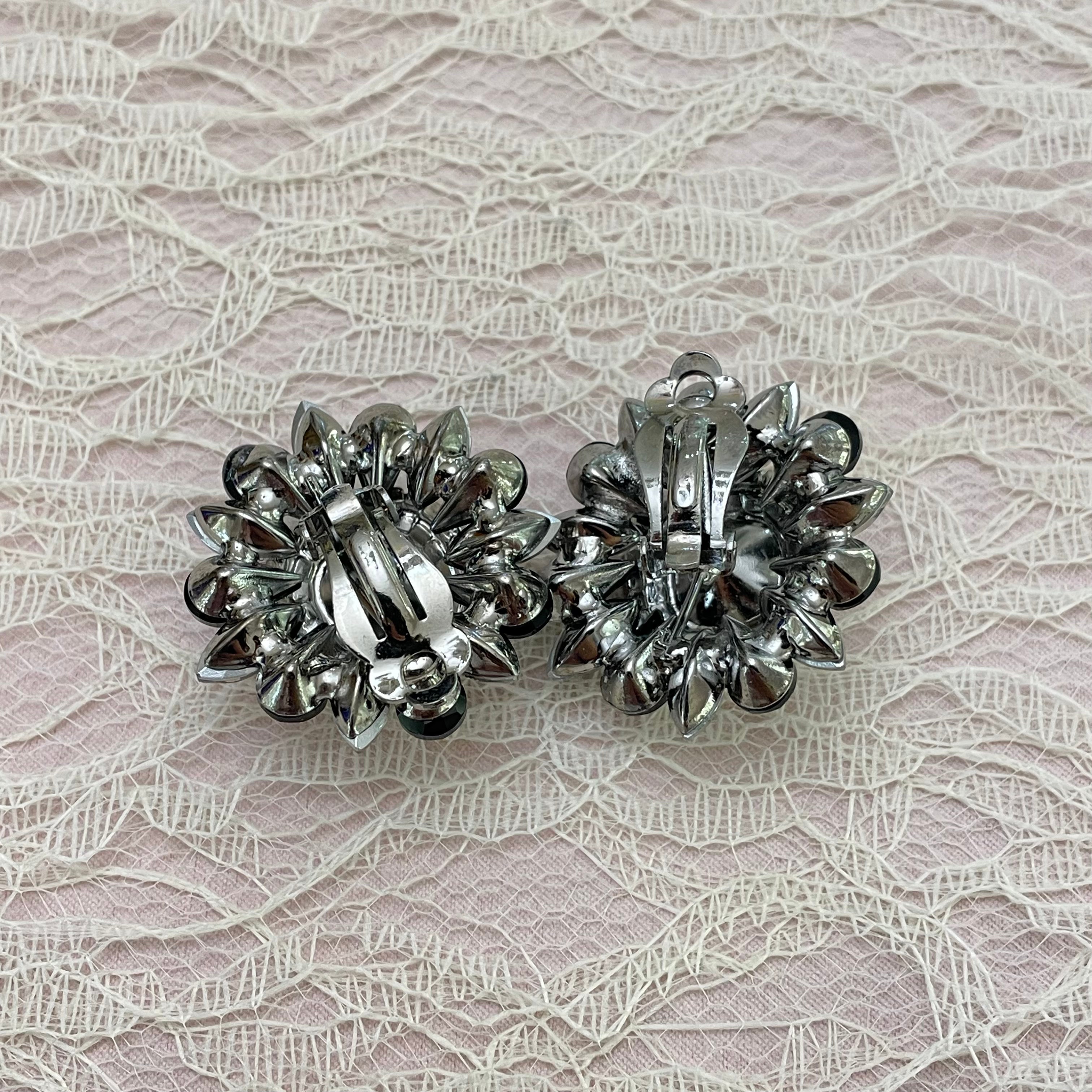 Black elegant clips earrings