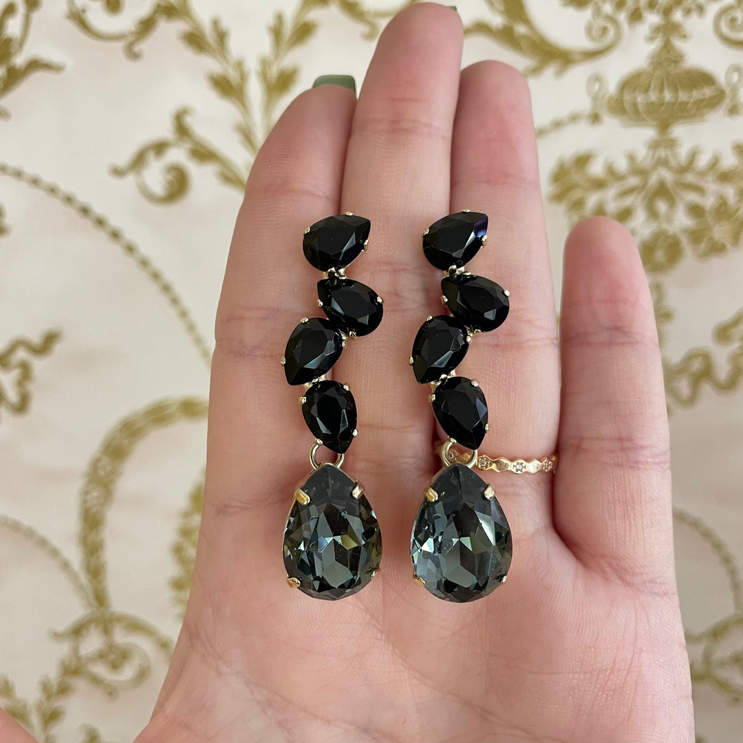 Teardrop black gold elegant earrings