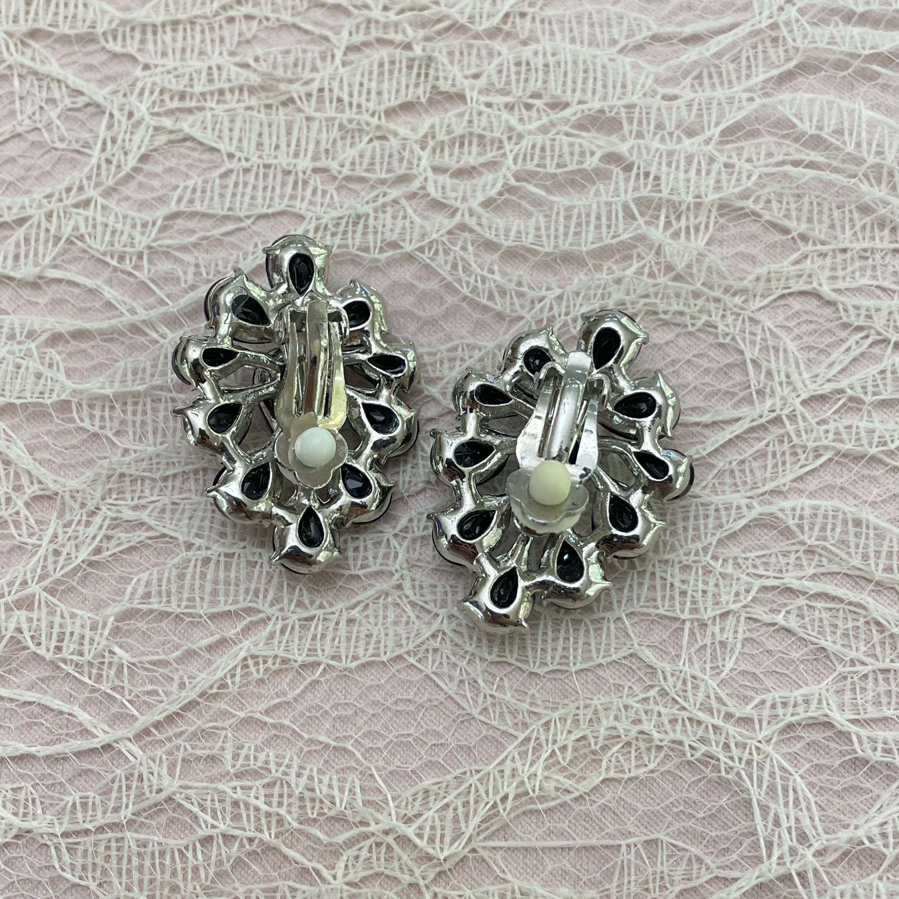 Black teardrop clips earrings