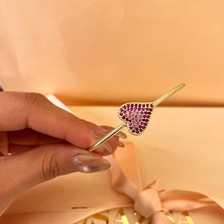 Fuchsia zircone heart gold plated bangle