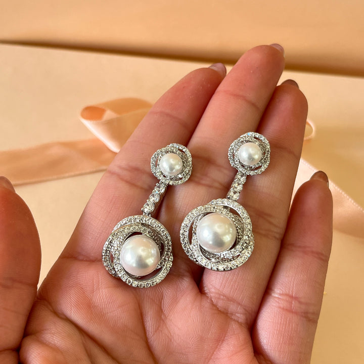 Zircone and white pearls white gold plated crossed set