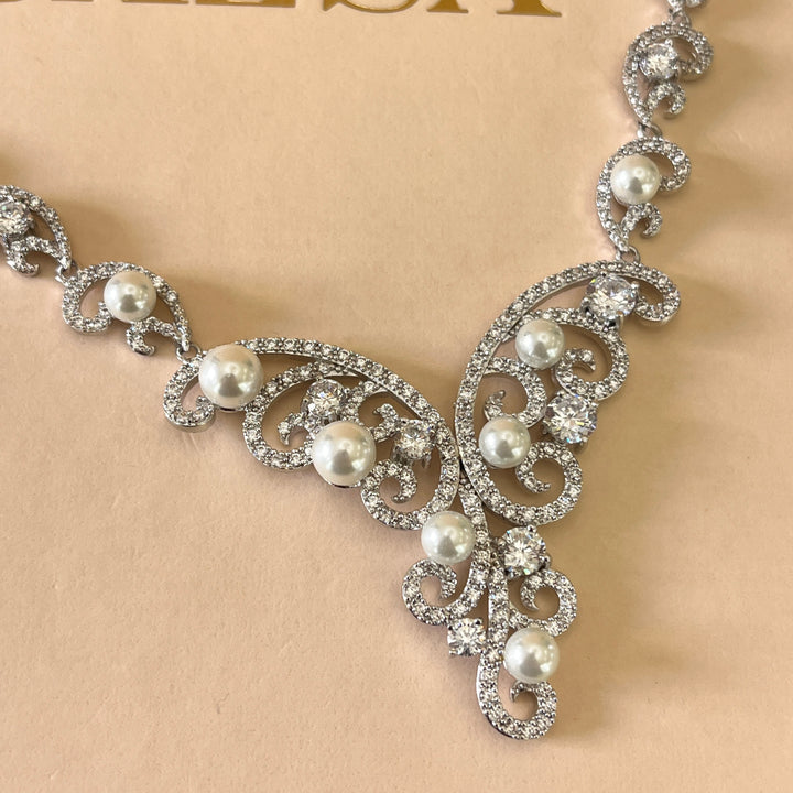 Zircone and white pearls white gold plated set