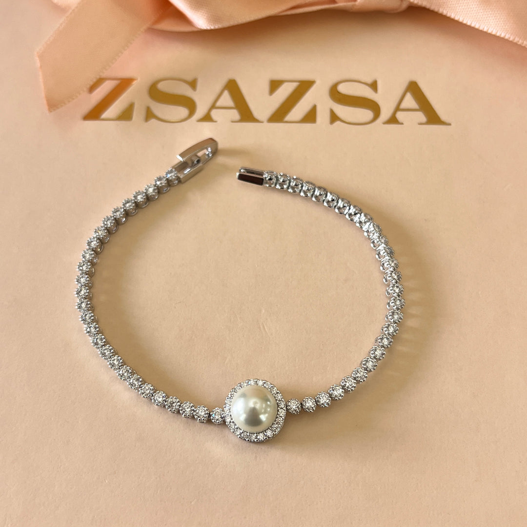 Zircone and white pearls white gold plated round set