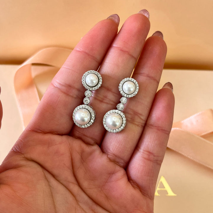 Zircone and white pearls white gold plated round set