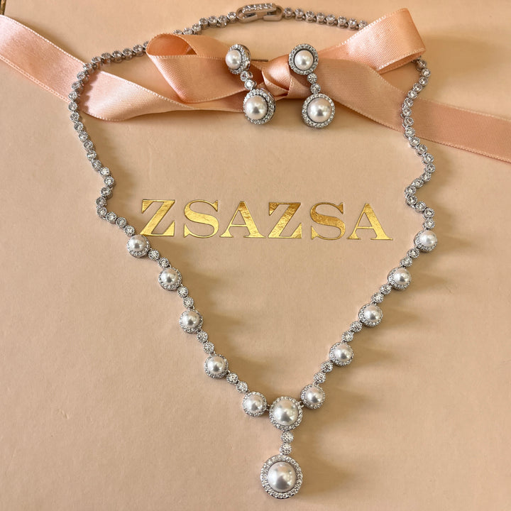Zircone and white pearls white gold plated round set