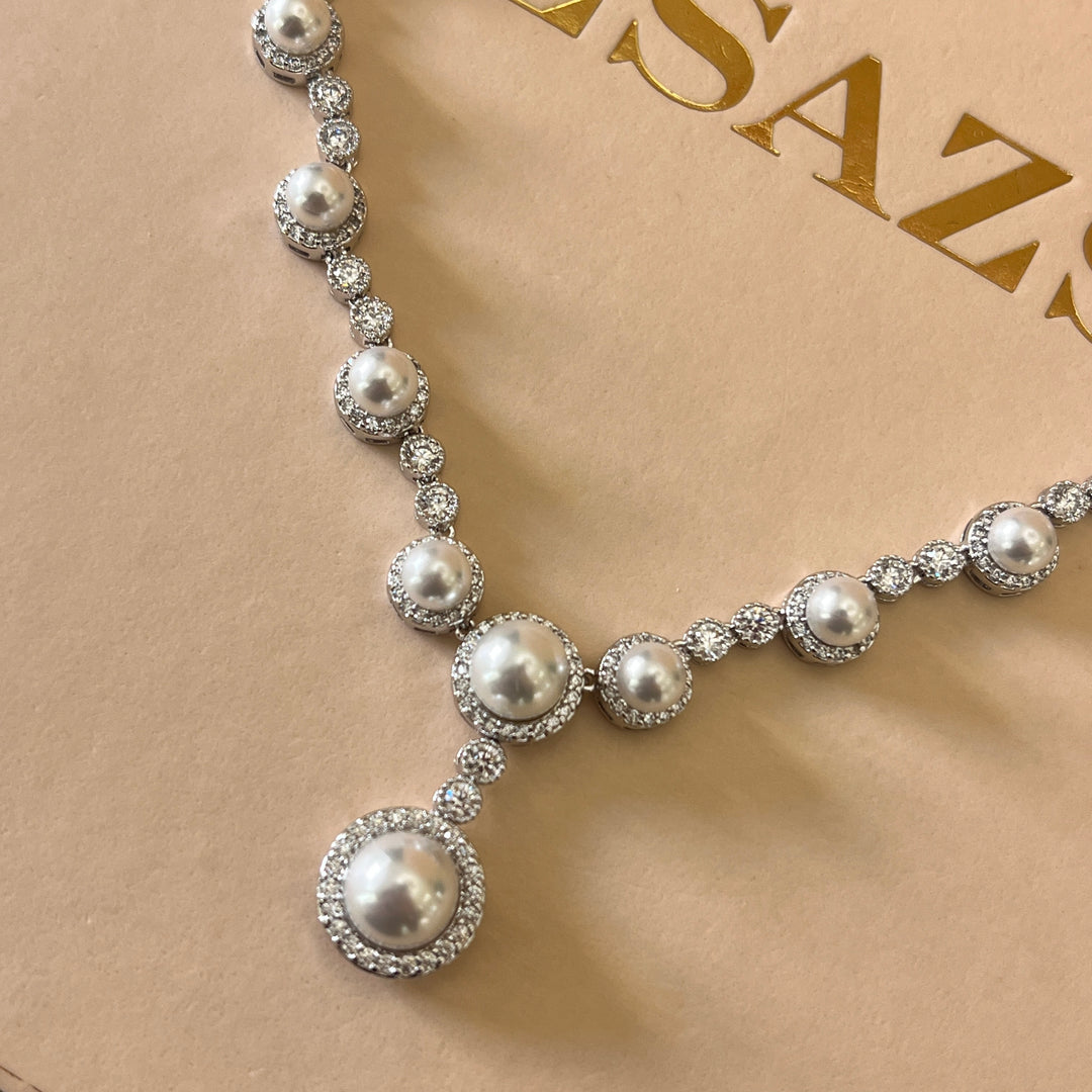Zircone and white pearls white gold plated round set