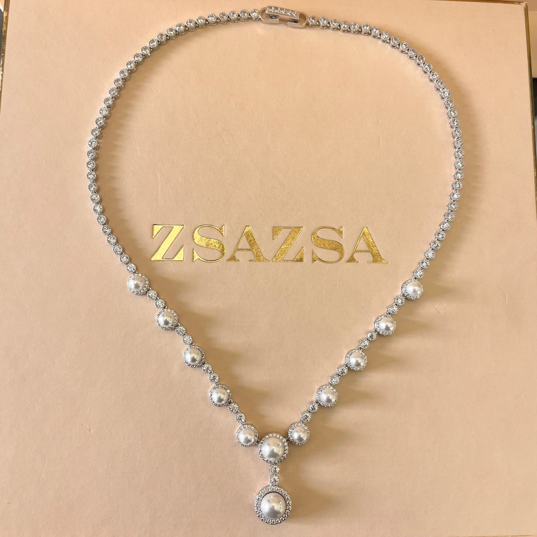 Zircone and white pearls white gold plated round set