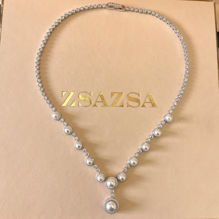 Zircone and white pearls white gold plated round set