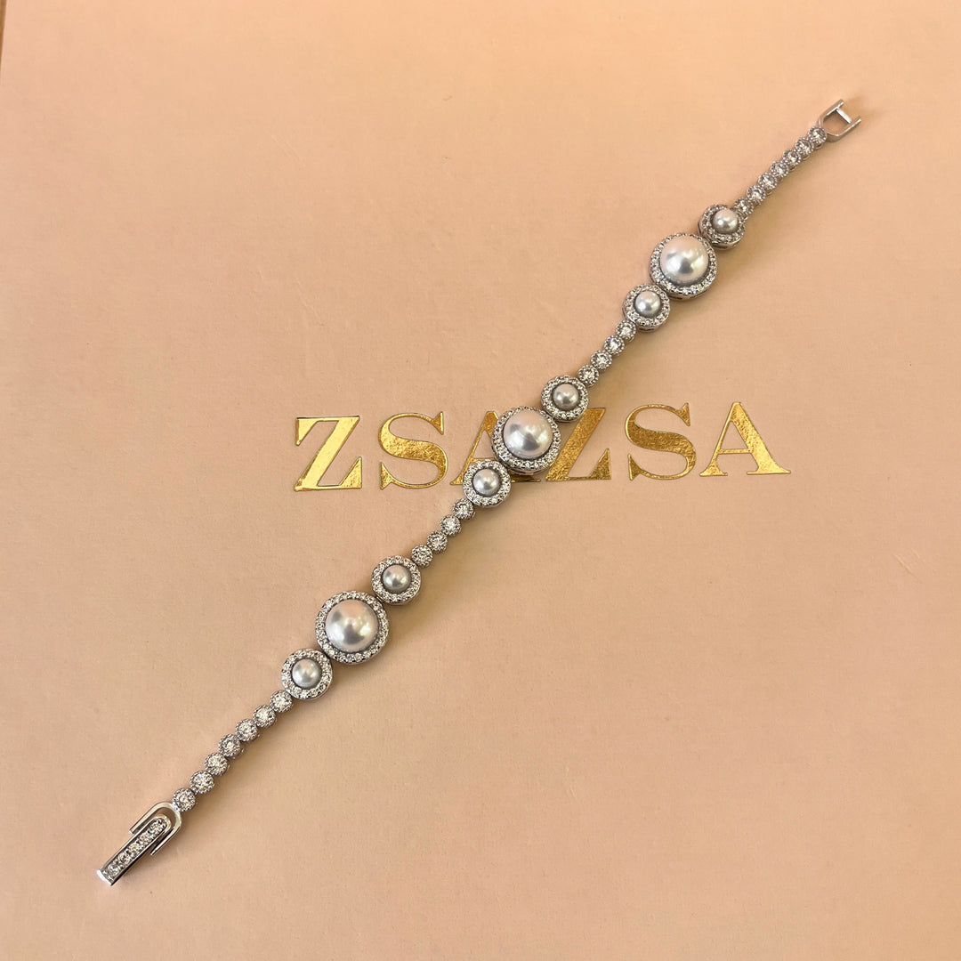Zircone and white pearls white gold plated round set