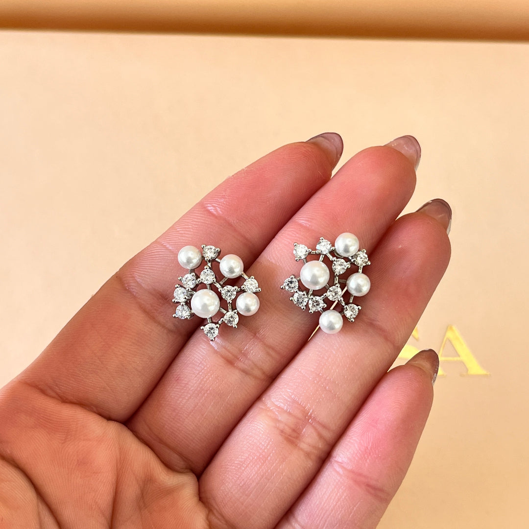 Zircone and white pearls white gold plated set