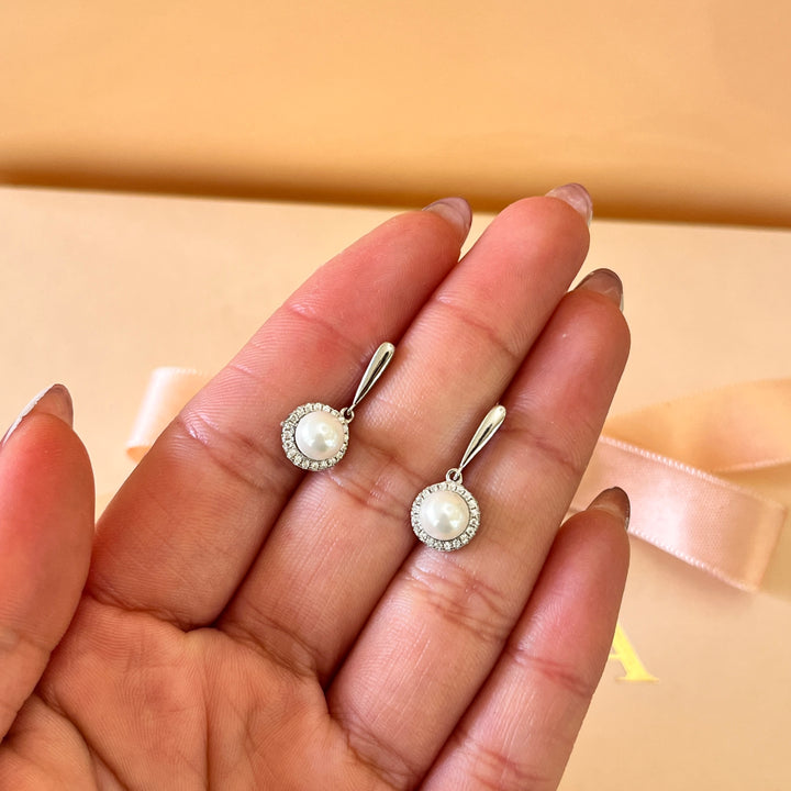 Zircone and white pearls sterling silver round set