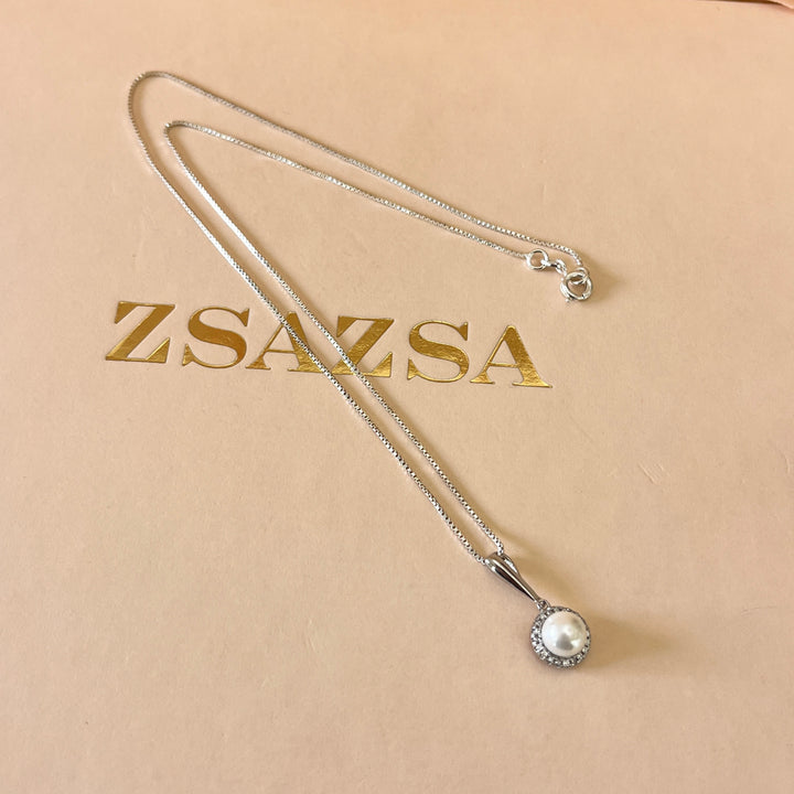 Zircone and white pearls sterling silver round set