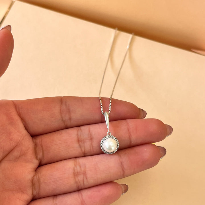 Zircone and white pearls sterling silver round set