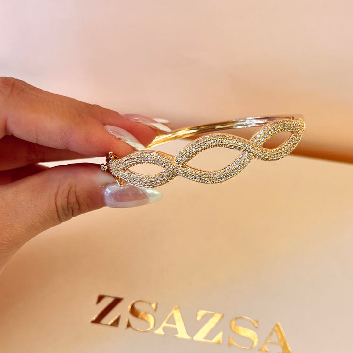 Zircone light rose gold plated twisted bangle