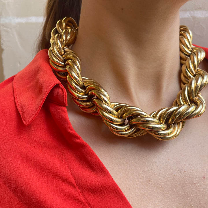 Twisted chain set