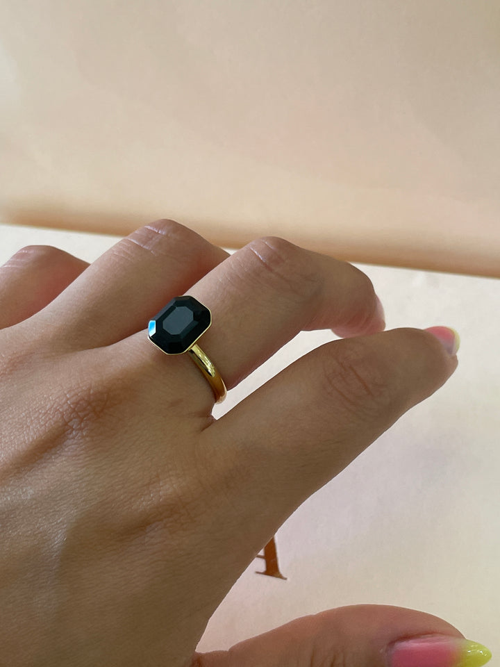 Rhinestone crystal rectangle black with gold plated ring