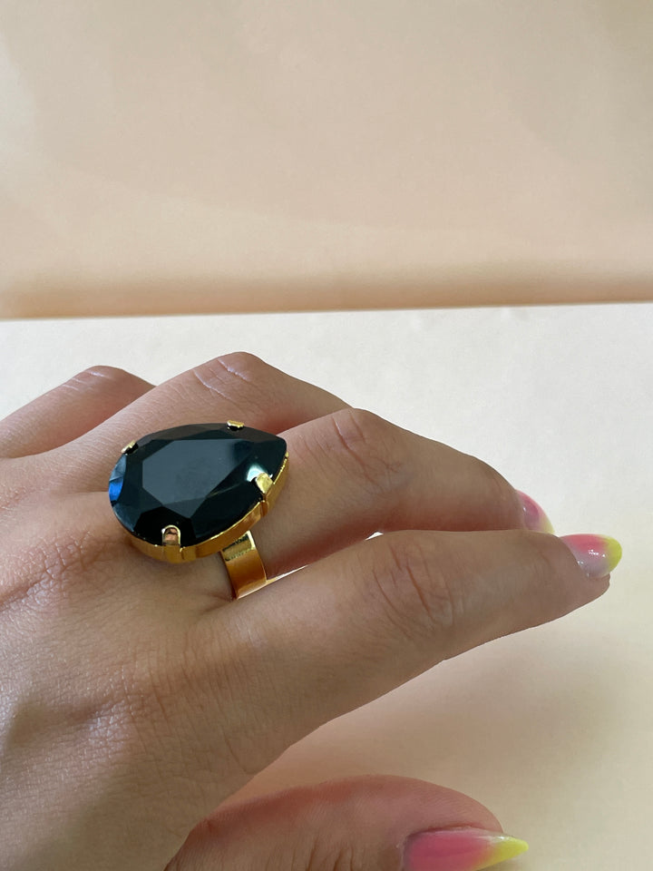 Preciosa crystal larger teardrop black with gold plated ring
