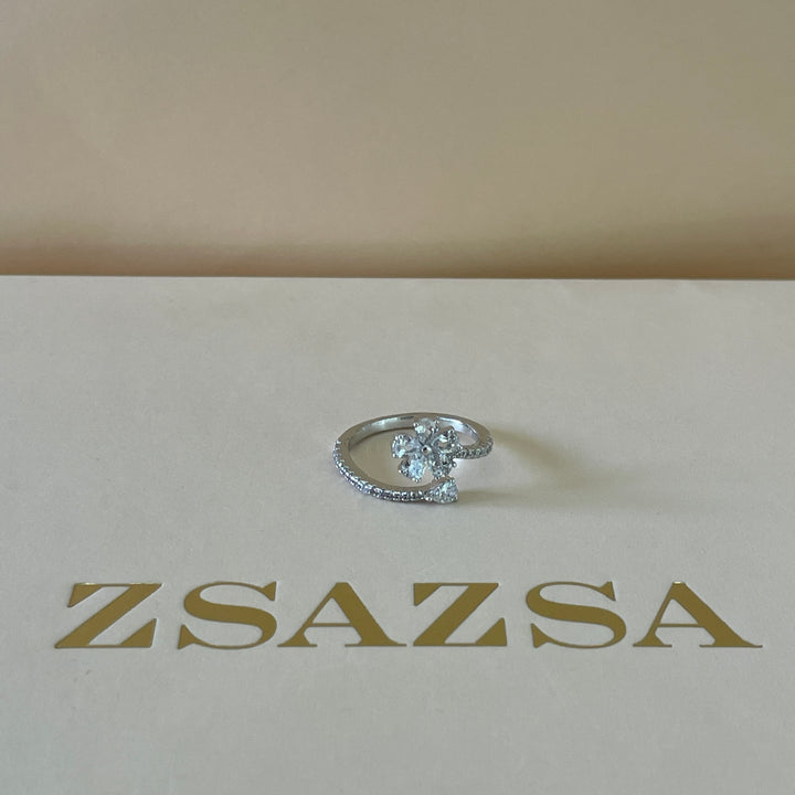 Zircone flower twisted ring in white gold plating