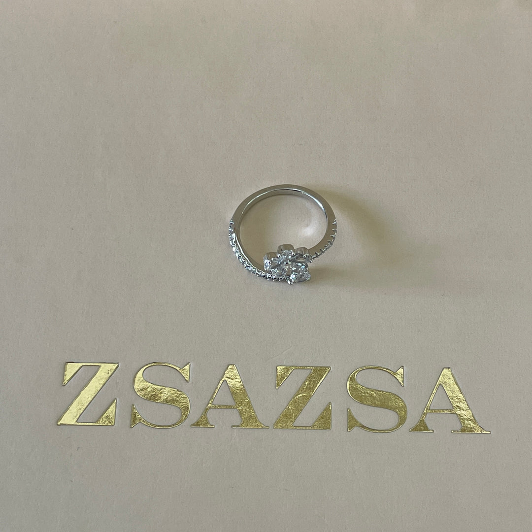 Zircone flower twisted ring in white gold plating