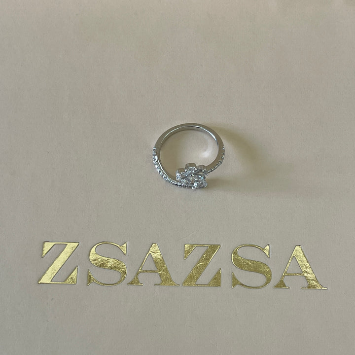 Zircone flower twisted ring in white gold plating