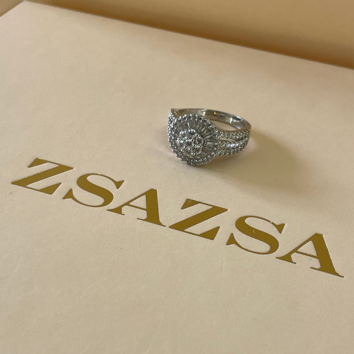 Zircone round flower ring in white gold plating