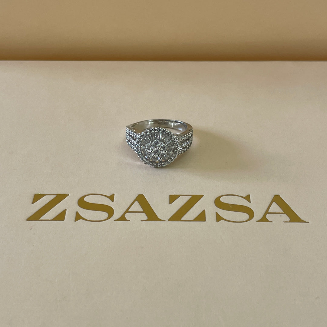 Zircone round flower ring in white gold plating