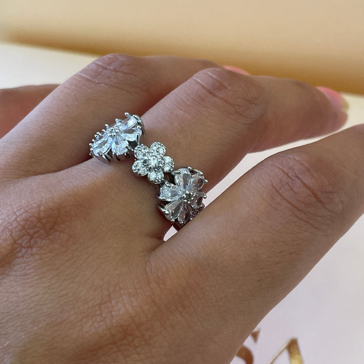 Zircone flower ring band in white gold plating