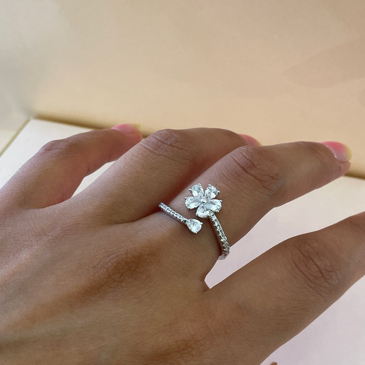 Zircone flower twisted ring in white gold plating