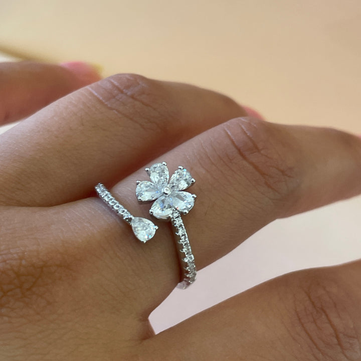Zircone flower twisted ring in white gold plating