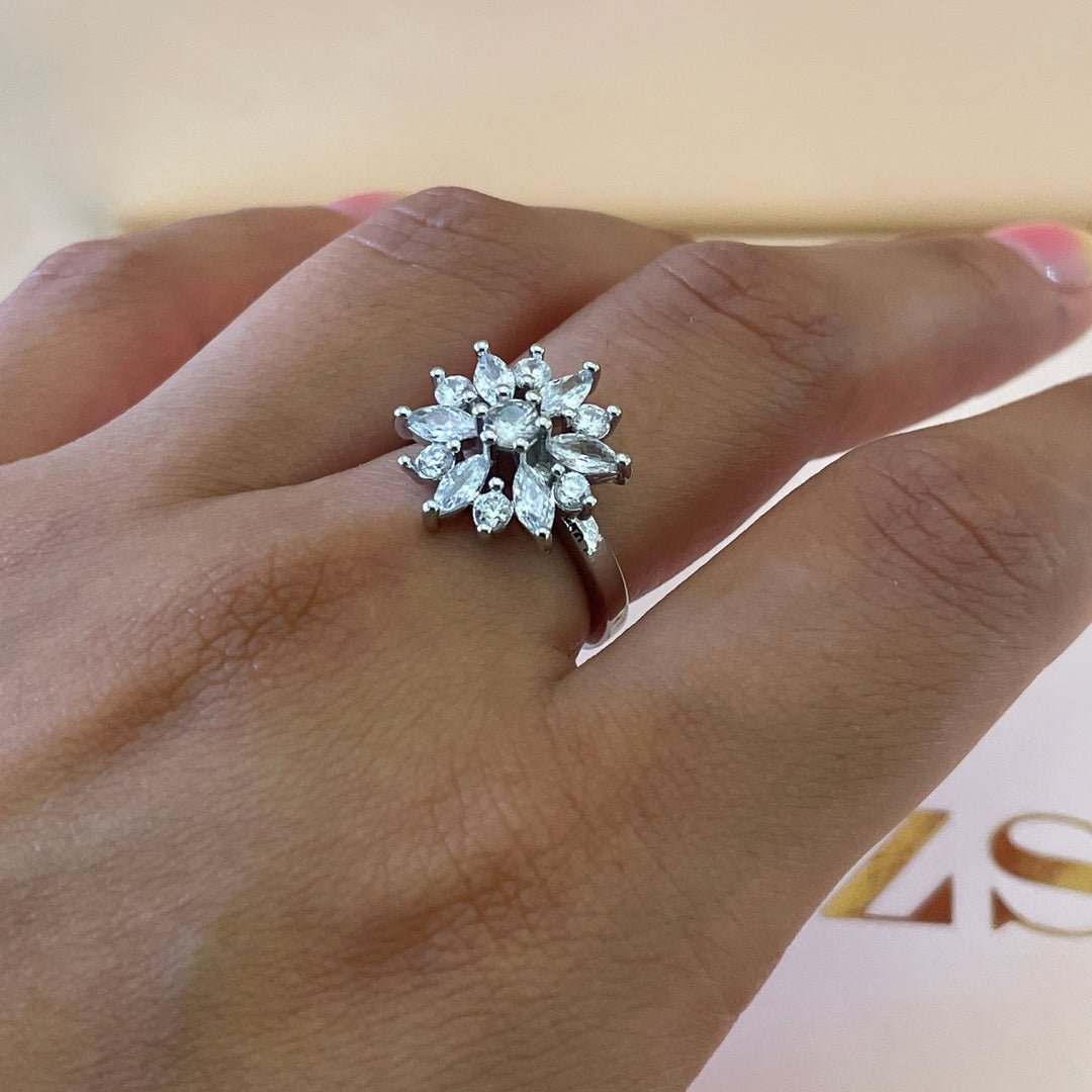 Zircone daisy flower ring in white gold plating