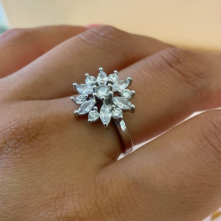 Zircone daisy flower ring in white gold plating