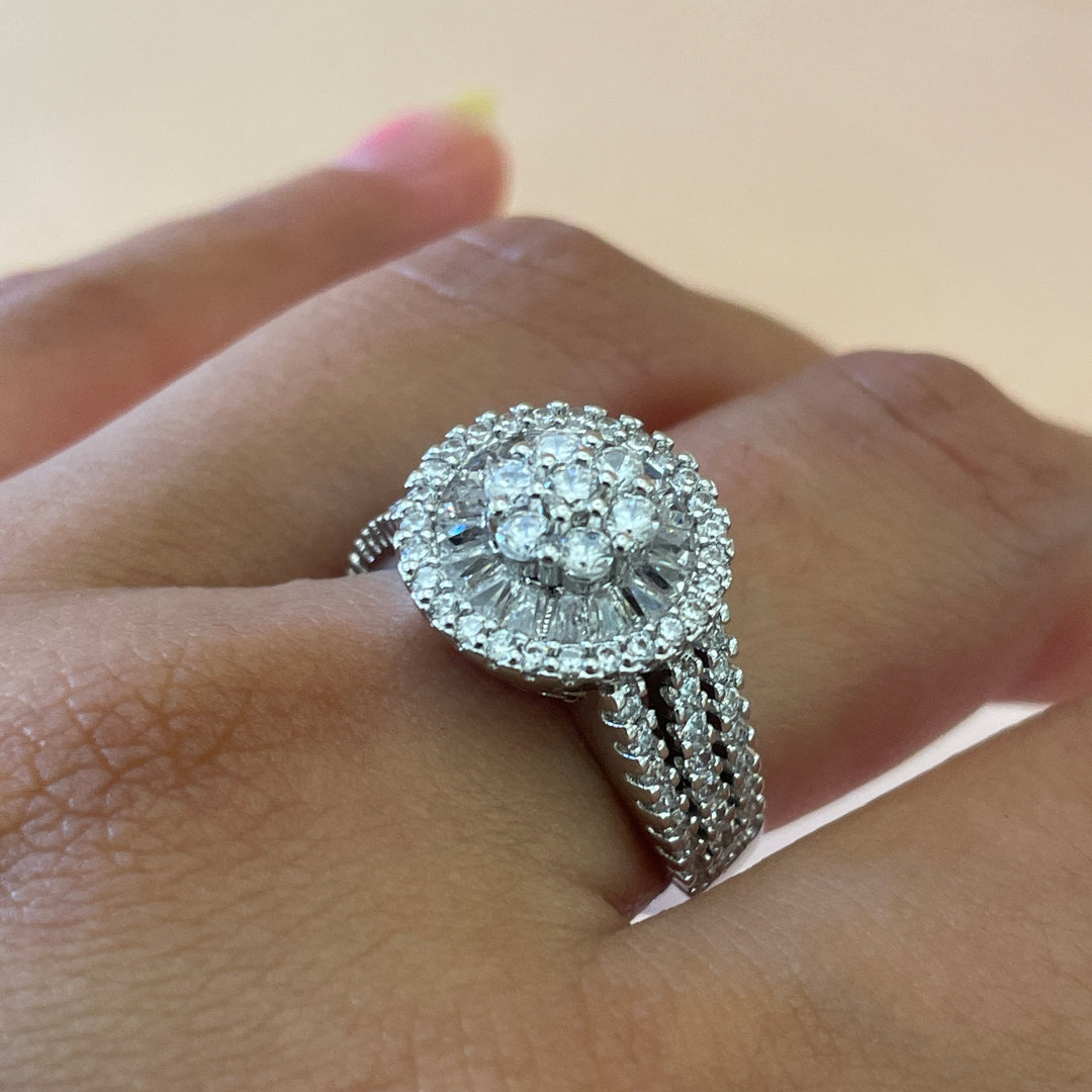 Zircone round flower ring in white gold plating