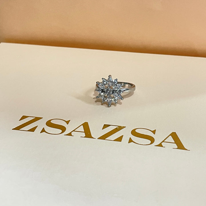 Zircone daisy flower ring in white gold plating