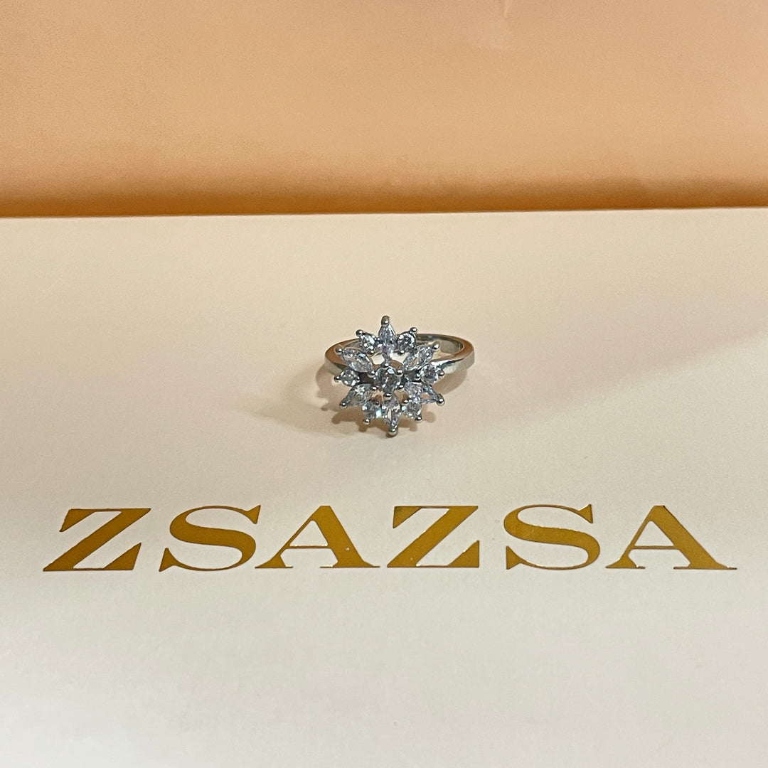 Zircone daisy flower ring in white gold plating