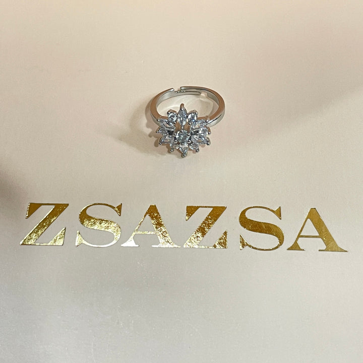 Zircone daisy flower ring in white gold plating