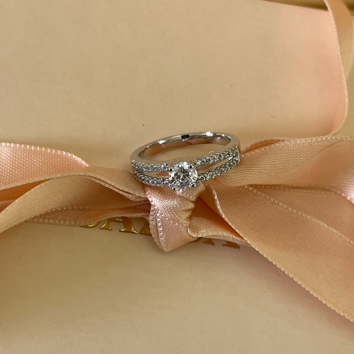 Zircone dainty two-row solitaire ring in white gold plating