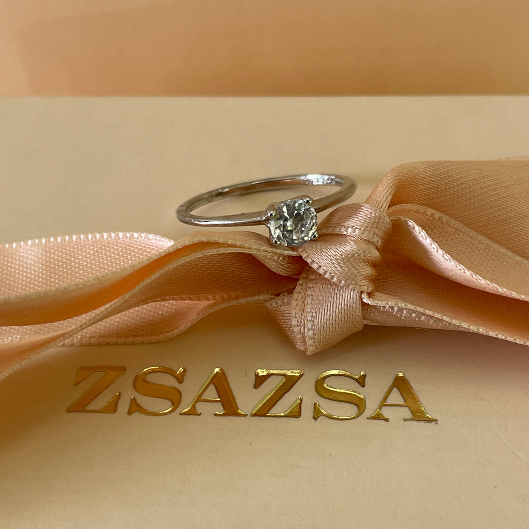Zircone elegant solitaire ring in white gold plating