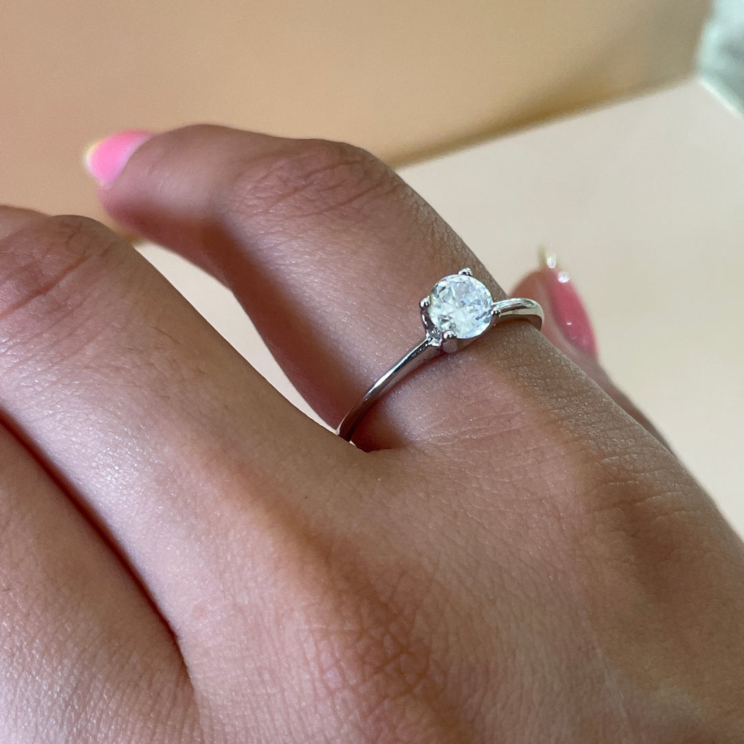 Zircone elegant solitaire ring in white gold plating