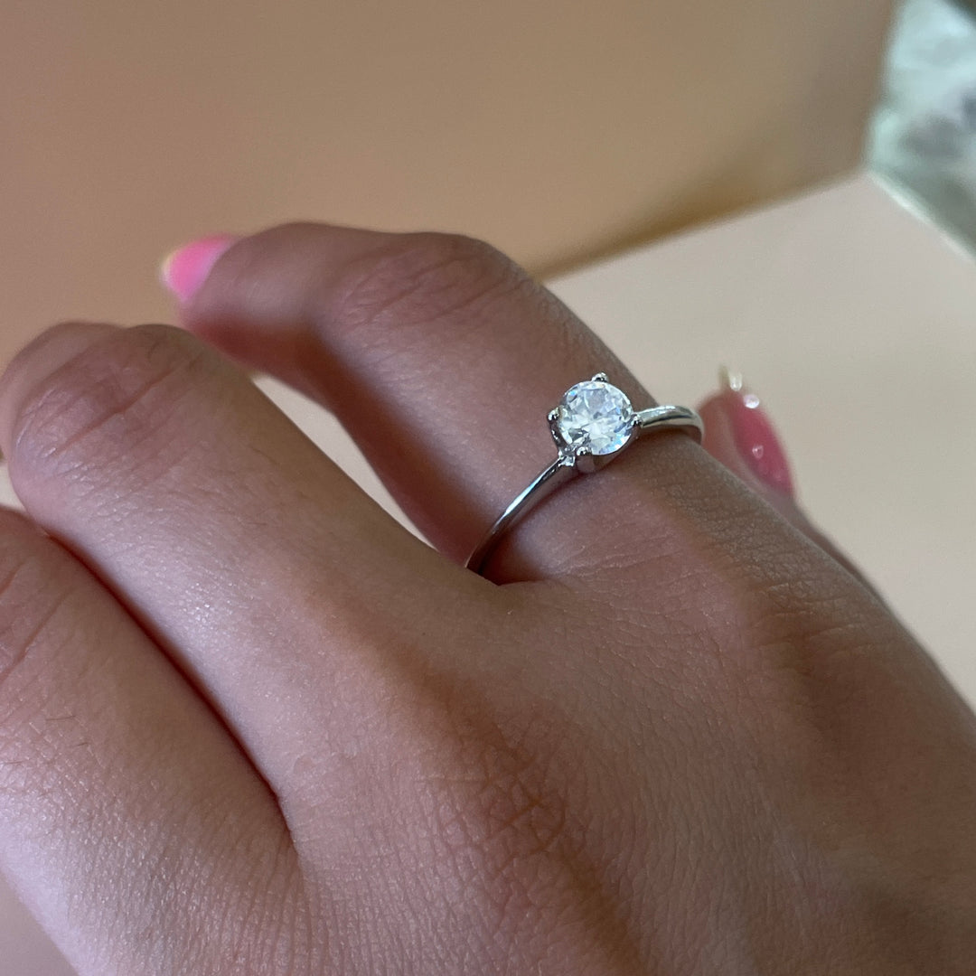 Zircone elegant solitaire ring in white gold plating