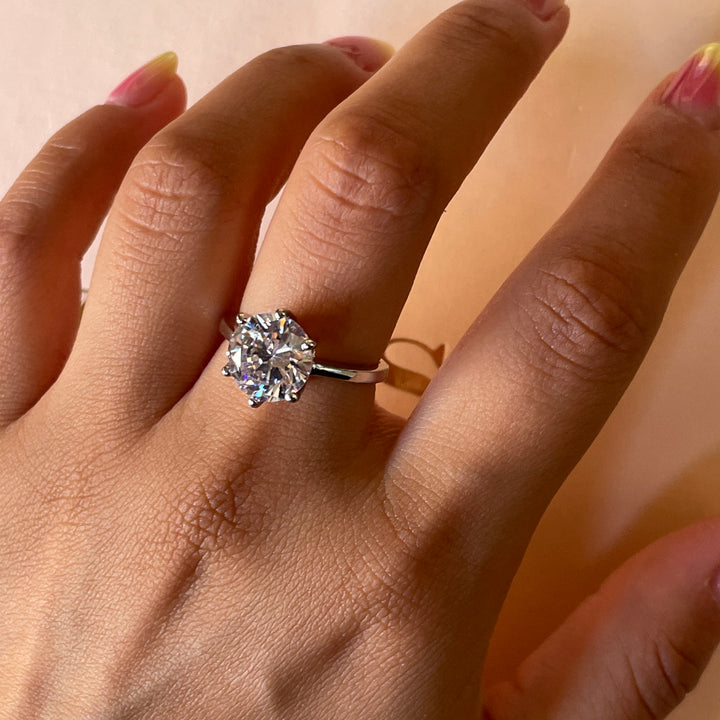 Zircone Large solitaire classic ring in white gold plating