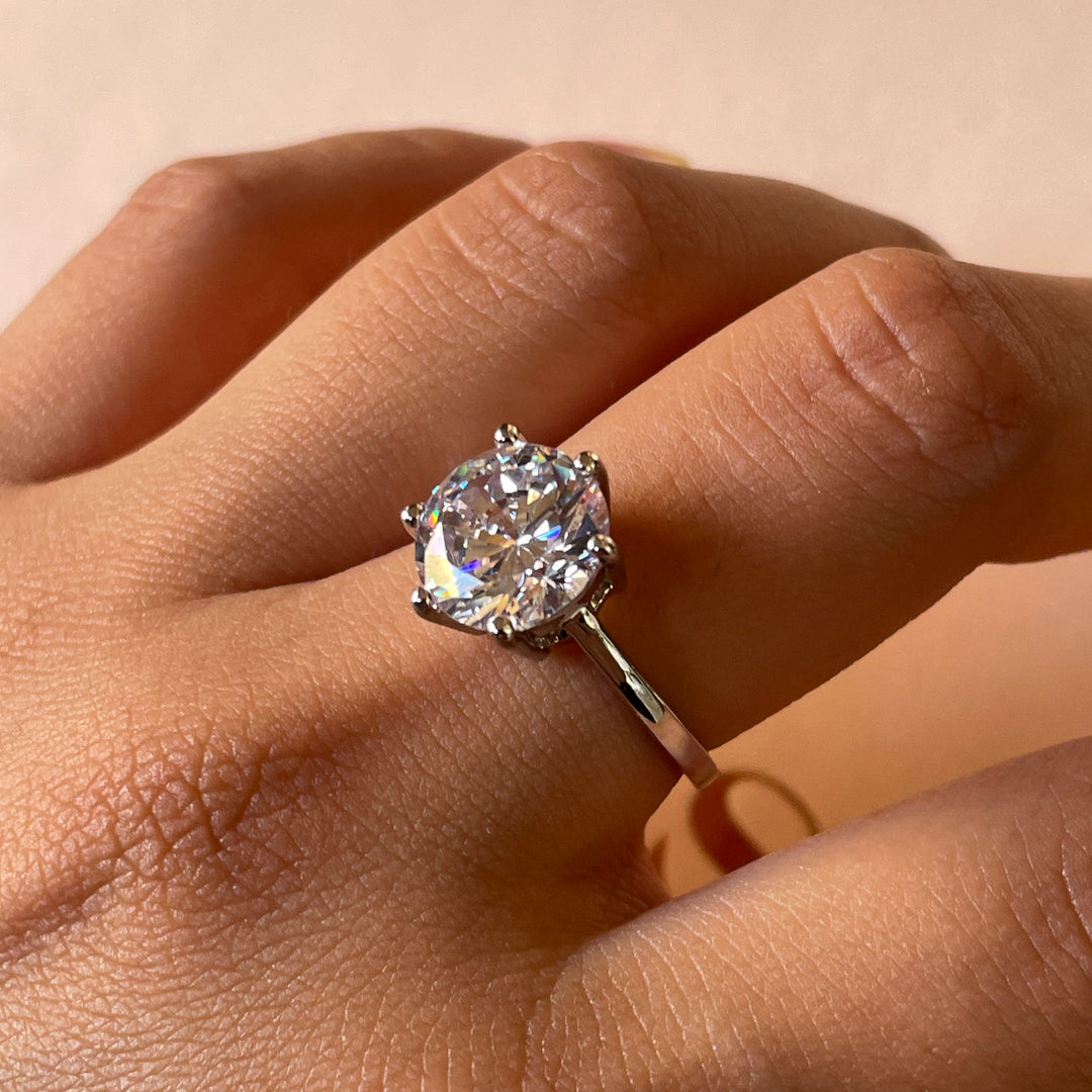 Zircone Large solitaire classic ring in white gold plating