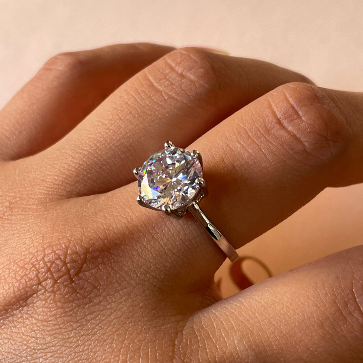 Zircone Large solitaire classic ring in white gold plating