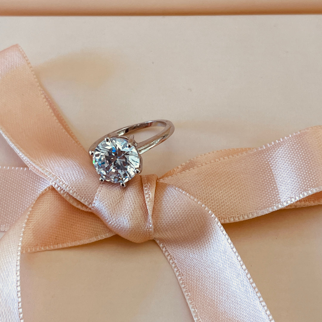 Zircone Large solitaire classic ring in white gold plating