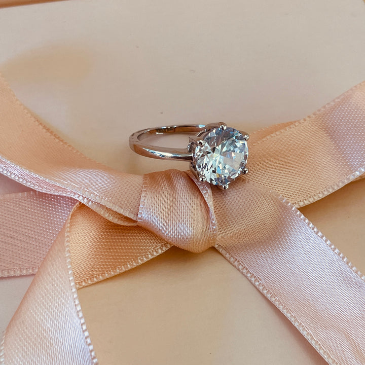 Zircone Large solitaire classic ring in white gold plating