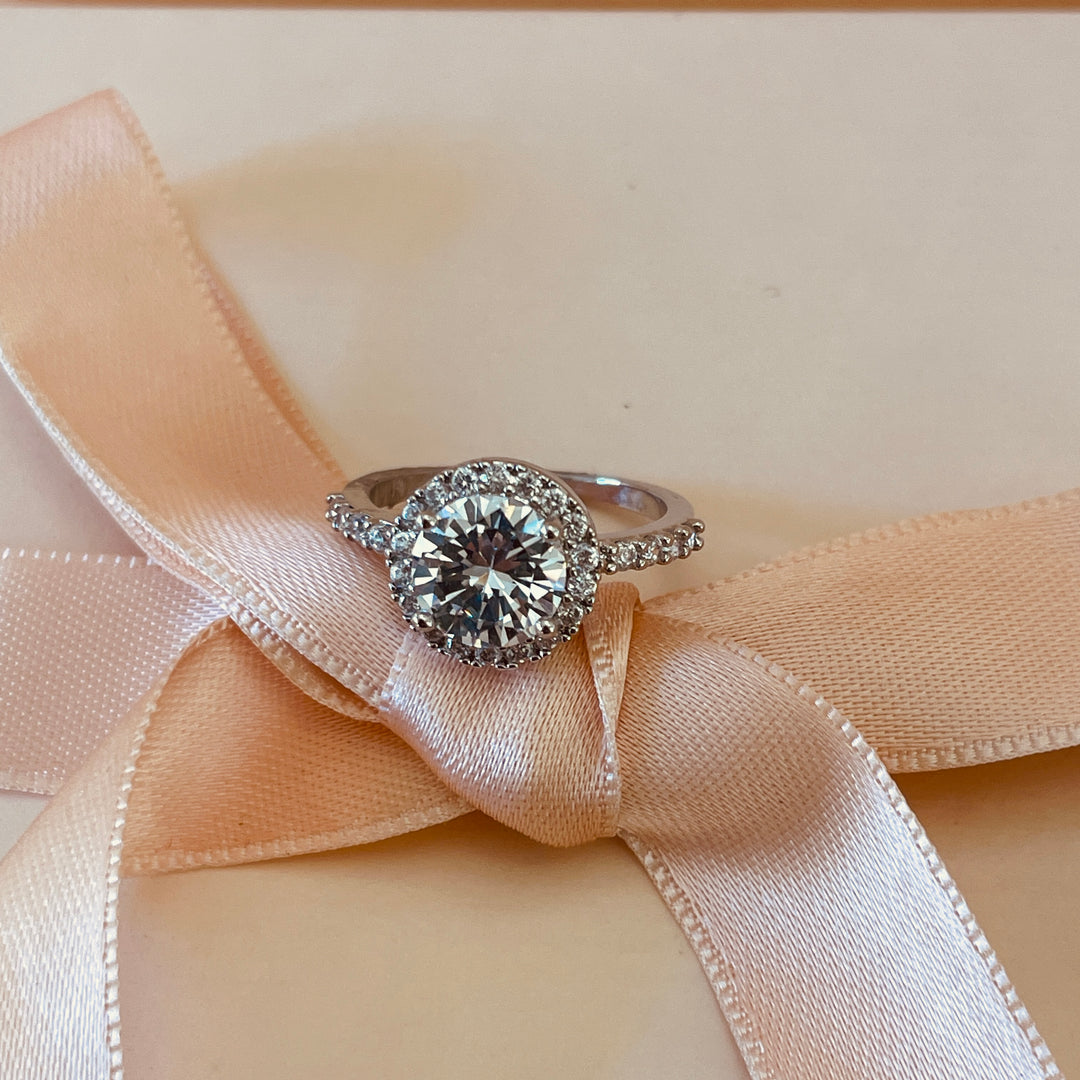 Zircone Large solitaire ring in white gold plating