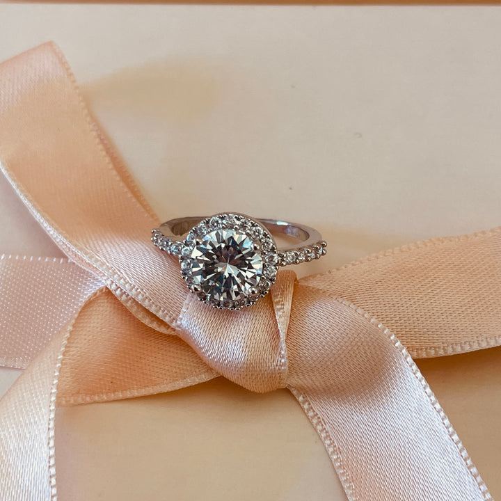 Zircone Large solitaire ring in white gold plating