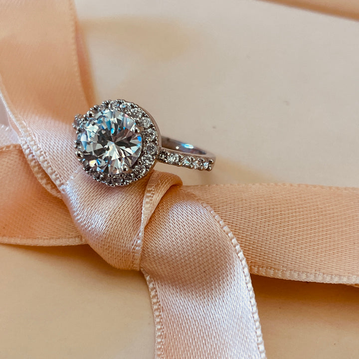 Zircone Large solitaire ring in white gold plating