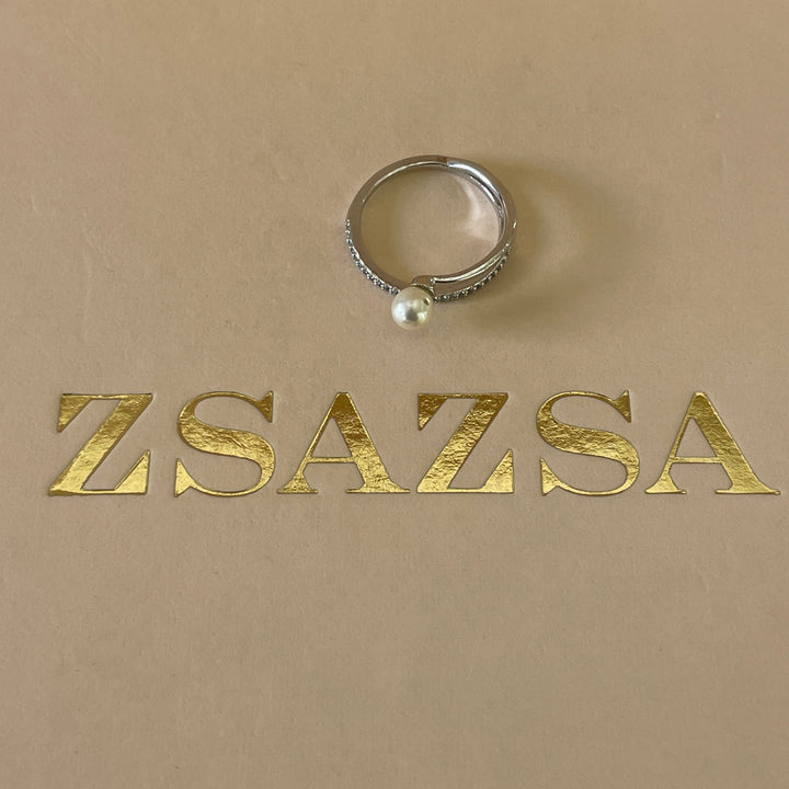 Silver pearl ring with overlapping stones in white gold plating