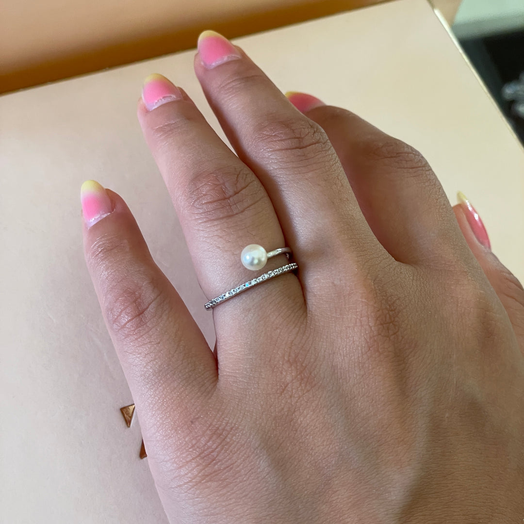 Silver pearl ring with overlapping stones in white gold plating