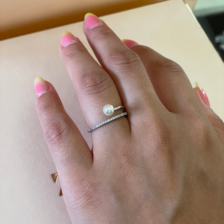 Silver pearl ring with overlapping stones in white gold plating